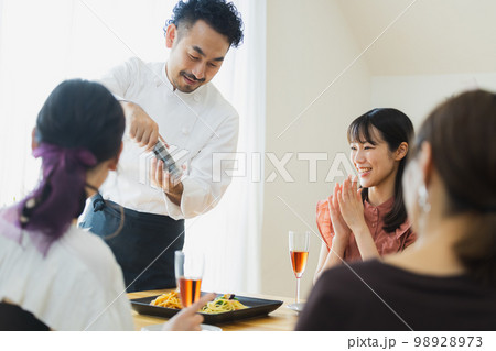 女子会　パーティ　飲み会 98928973