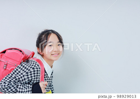 ランドセルを背負ったカメラ目線の少女 98929013