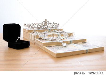 結婚指輪やジュエリー　売上　業界相場　百万円の札束の階段　一千万円　2022年の一万円札 98929014