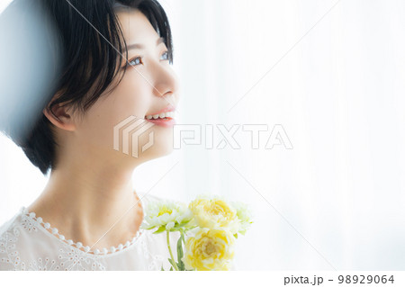 花を持つ女性 98929064
