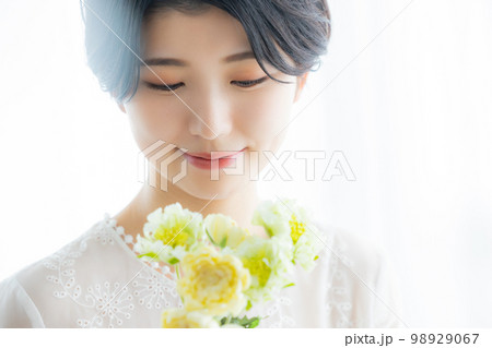花を持つ女性 98929067