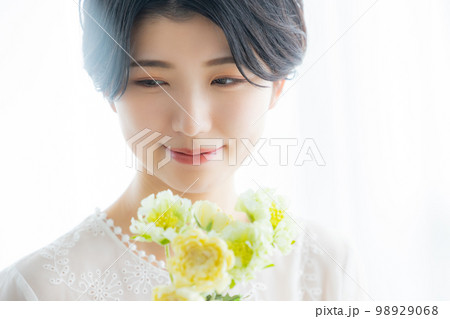 花を持つ女性 98929068
