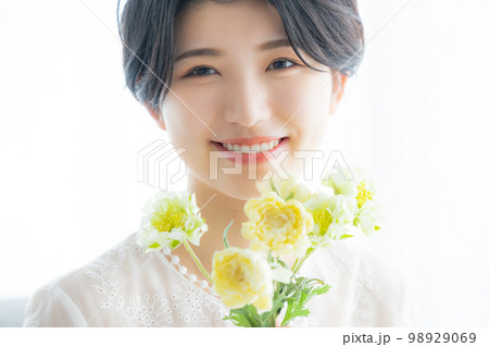 花を持つ女性 98929069