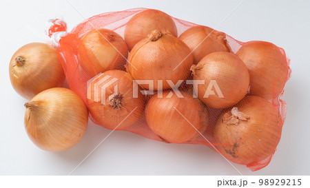 野菜ネットに入った玉ねぎ 98929215