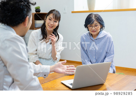 作業着の男性とシニア女性と若い女性 98929285