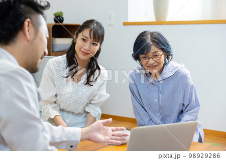作業着の男性とシニア女性と若い女性 98929286