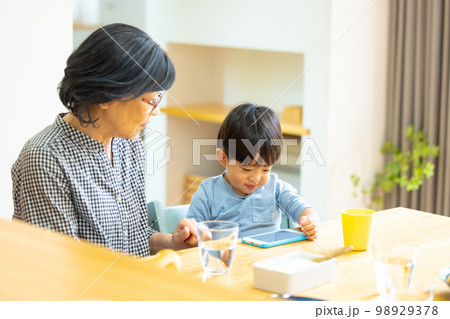 スマホを見る子供とおばあちゃん スマホを見る子供とおばあちゃん 98929378