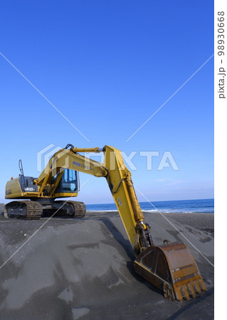 海岸砂防工事現場のショベルカー 海岸砂防工事現場のショベルカー 98930668