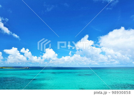 沖縄　宮古島　青空と海 98930858