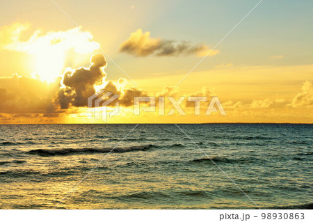 沖縄　宮古島　夕暮れの海 98930863