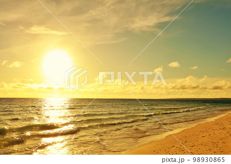 沖縄　宮古島　夕暮れの海 98930865