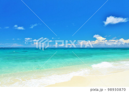 沖縄　宮古島　夏の青空と海 98930870