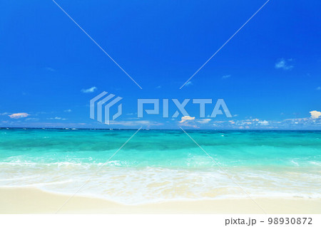 沖縄　宮古島　夏の青空と海 98930872