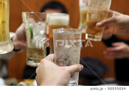沖縄の居酒屋で泡盛の水割りで乾杯する 98930884