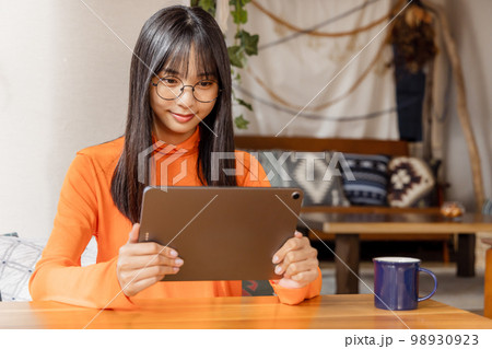 タブレットで動画を楽しむ女性 98930923