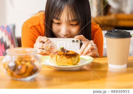 栄え写真を撮る若い女性 98930955
