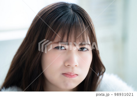 不満顔の女性 不満顔の女性 98931021