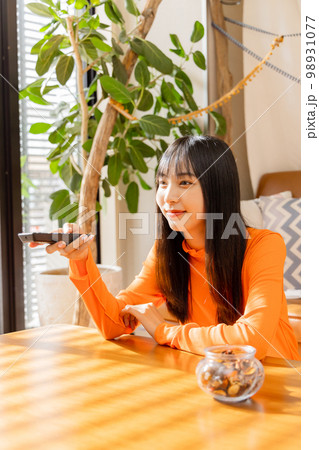 テレビを見る若い女性　テレビ離れ 98931077
