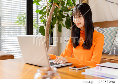 ノートパソコンを使う若い女性 98931098