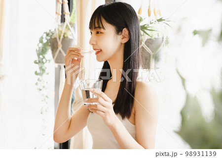 歯を磨くの若い女性 ホワイトニング 身支度 歯を磨くの若い女性 ホワイトニング 身支度 98931139