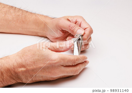 テコ型爪切りで左手の爪を切る テコ型爪切りで左手の爪を切る 98931140