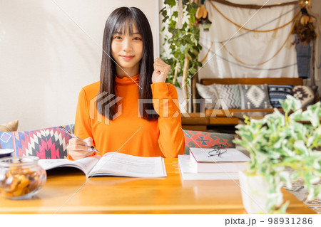 資格取得のために勉強をする若い女性 資格取得のために勉強をする若い女性 98931286