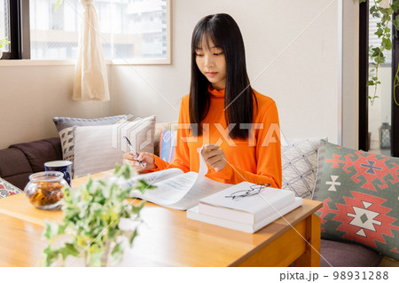 資格取得のために勉強をする若い女性 資格取得のために勉強をする若い女性 98931288