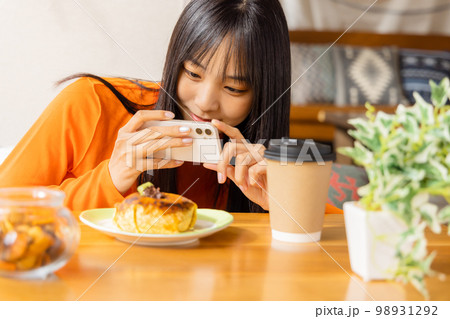 栄え写真を撮る若い女性 98931292