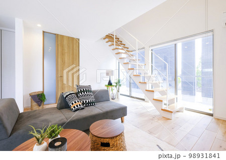 洋風建築のリビングルーム 洋風建築のリビングルーム 98931841