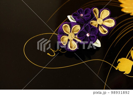 つまみ細工の髪飾り 98931892