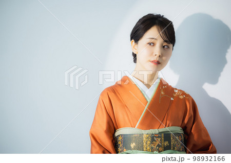 オレンジの訪問着の女性 98932166