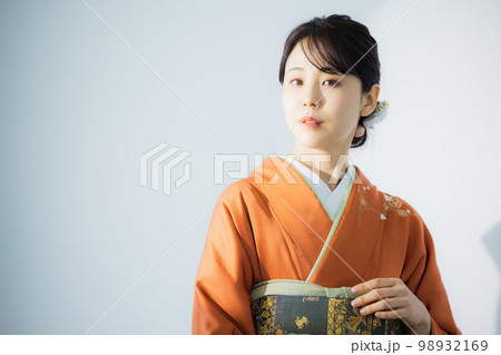 オレンジの訪問着の女性 98932169