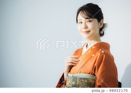 オレンジの訪問着の女性 オレンジの訪問着の女性 98932170