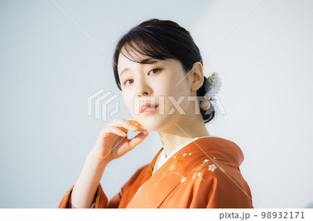 オレンジの訪問着の女性 オレンジの訪問着の女性 98932171
