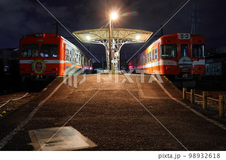 夜間停泊中の岳南電車 7000系&9000系車両（岳南江尾駅） 98932618