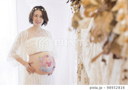 ベリーペイントをした妊婦さん マタニティーペイント ベリーペイントをした妊婦さん マタニティーペイント 98932816
