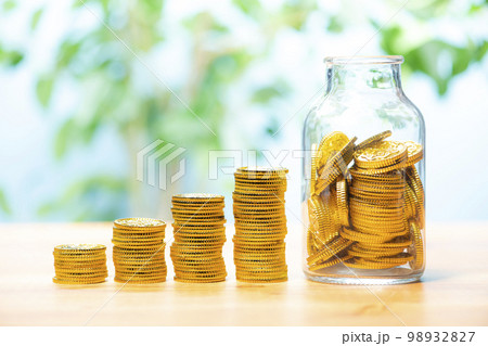 階段状に積み上げた金貨 階段状に積み上げた金貨 98932827