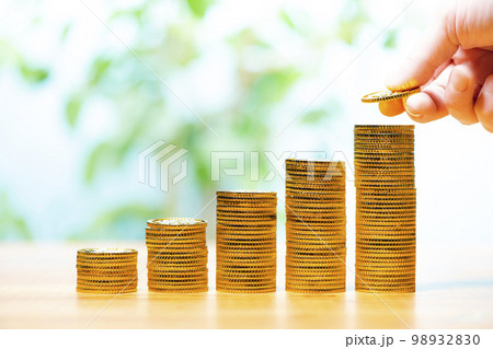 階段状に金貨を積み上げる男性の手のクローズアップ 階段状に金貨を積み上げる男性の手のクローズアップ 98932830
