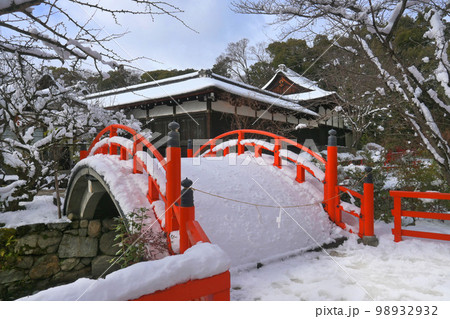 積雪の京都市 世界遺産下鴨神社の輪橋 98932932