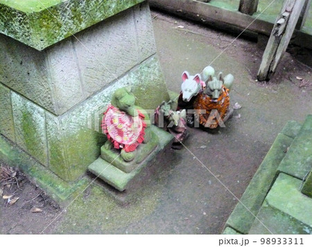 お稲荷様のいる風景 98933311