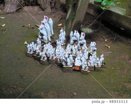 お稲荷様のいる風景 98933313