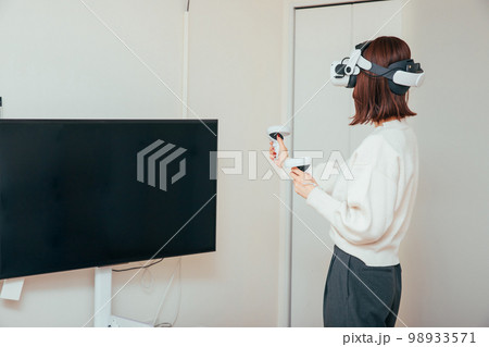 VRゲームを楽しむ女性 virtual VRゲームを楽しむ女性 virtual 98933571