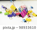 カラフル 小物 クリップ 98933610