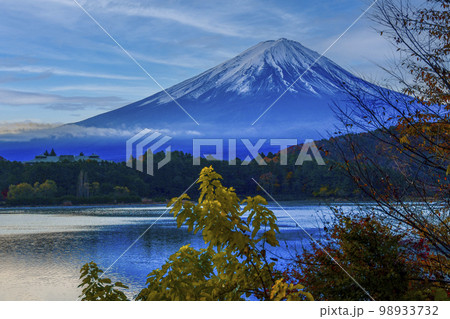 富士山とカラフルな紅葉 98933732