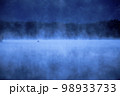 神秘的な霧の湖 98933733