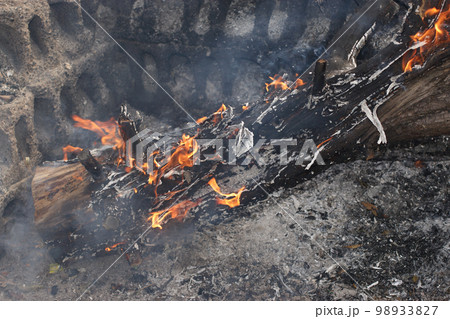 草木灰作り 98933827