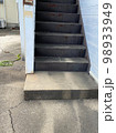 古い二階建てコーポのコンクリートづくりの階段 98933949