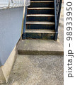 古い文化住宅の階段 98933950