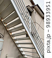 文化住宅の鉄製の白い階段 98933951
