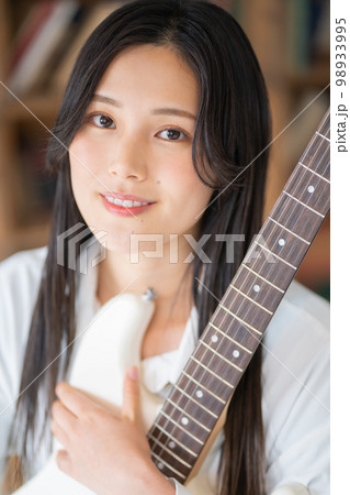 若い女性ポートレート（エレキギター） 98933995